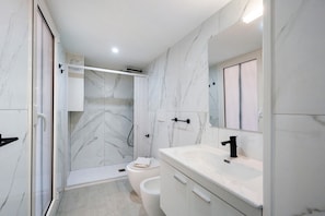 Shower, hair dryer - Holiday Home 'La Casetta 23' with Wi-Fi and Air Conditioning (Bari)