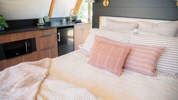 WiFi (free), bed sheets