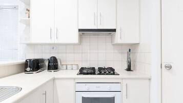 Coffee/tea maker, fridge, microwave, oven