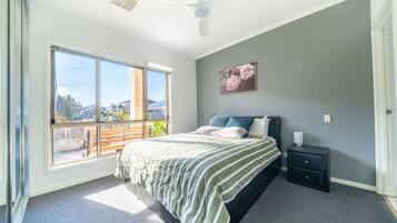 Desk, iron/ironing board, WiFi, bed sheets