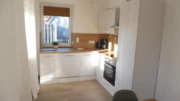 Refrigerador, horno, placa de cocina, utensilios de cocina
