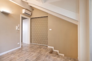 A staircase with beige walls and a patterned door. - Casa Rita – just steps from Turin (Moncalieri)