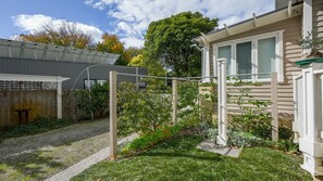 Property grounds - Cabin Charm—Hot Tub Bliss Moments from the Beach (Cowes)