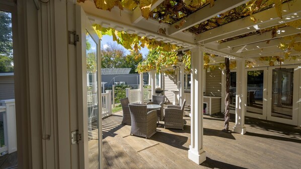 Terrace/patio - Cabin Charm—Hot Tub Bliss Moments from the Beach (Cowes)