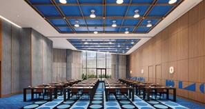 Un salón de conferencias con techo azul, paneles de madera y alfombra estampada.