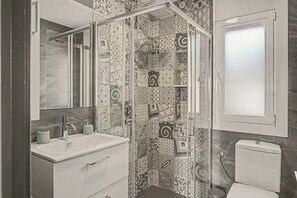 Shower, hair dryer, towels - Apartment with Private Garden, Pool, Terrace & WiFi in Quiet Area of Roses (Roses)