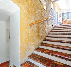 A staircase with a stone wall and a handrail. - Villa with pool in the hills of Saint-Paul-de-Vence (Saint-Paul-de-Vence)