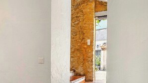 Eine Treppe mit einer Steinwand und einer weiß gestrichenen Wand.