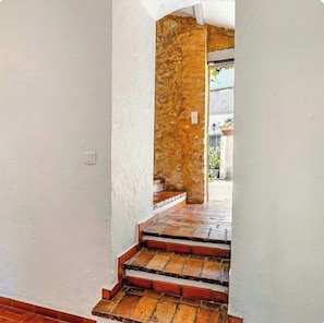 A staircase with a stone wall and a white painted wall. - Villa with pool in the hills of Saint-Paul-de-Vence (Saint-Paul-de-Vence)
