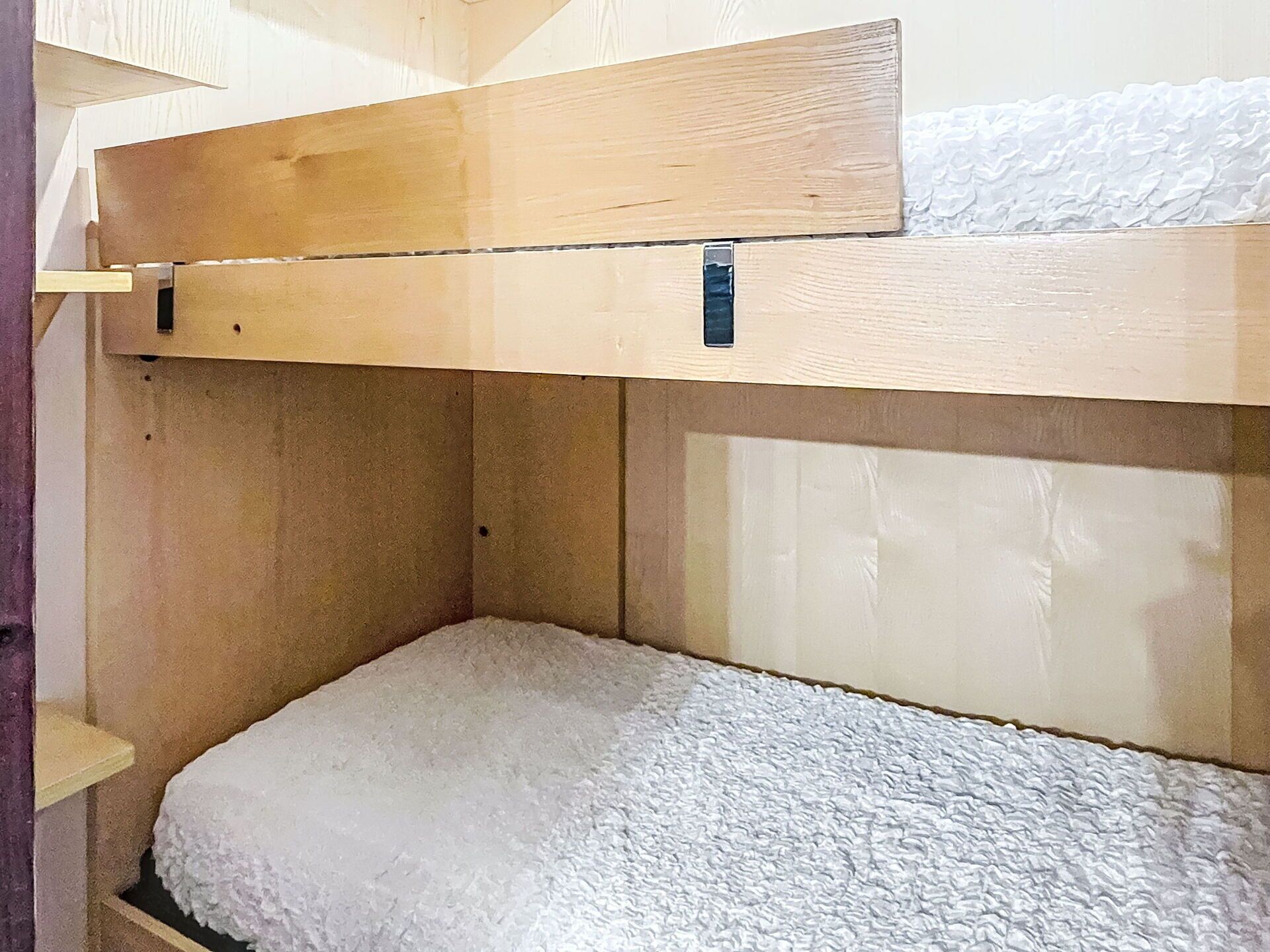 Un lit superposé avec un lit inférieur et un matelas.