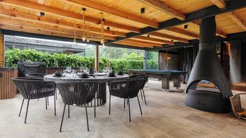Casa, patio, vista a la montaña | Restaurante al aire libre