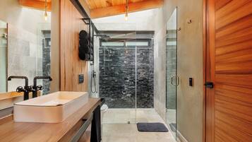 Maison, patio, vue montagne | Salle de bain