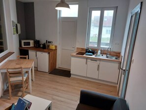 Coffee/tea maker, fridge, microwave, stovetop - Vacation Rental in the Somme Bay Area for 2 People (Fort-Mahon-Plage)