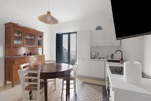 Coffee/tea maker, fridge, oven, stovetop