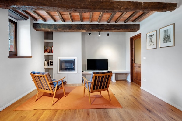 TV, fireplace - Casa Vindelbono: pool, relaxation & charm among the mountains (Badiaccia)