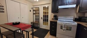 Private kitchen - Le Repaire Secret, a cozy and peaceful 3½-bedroom home located in the heart of the village! (Saint-Donat-de-Montcalm)