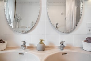 Douche, sèche-cheveux, serviettes fournies