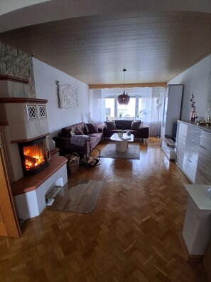 Televisión y chimenea 