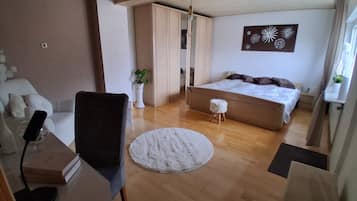 3 habitaciones, tabla de planchar con plancha, wifi y ropa de cama