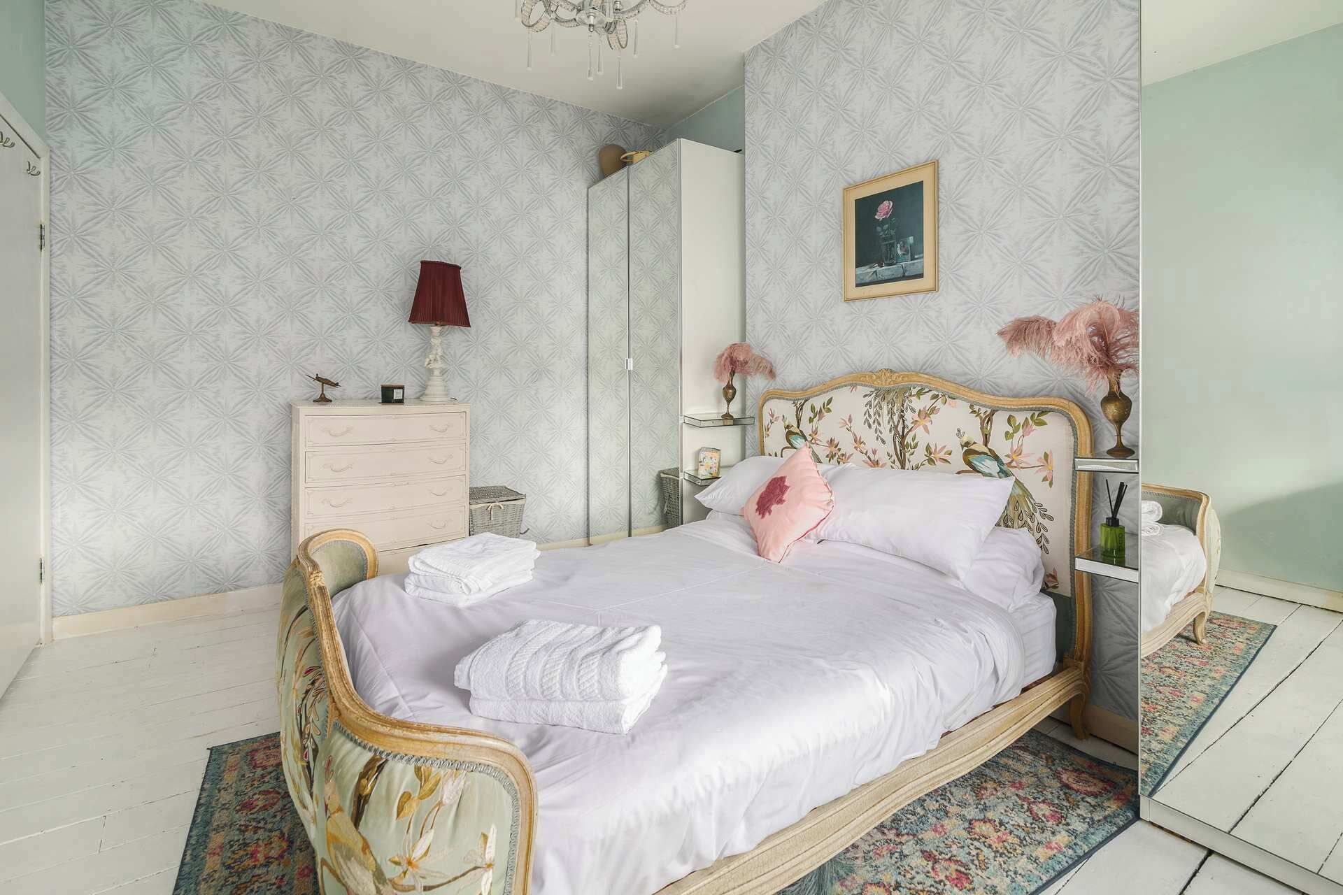 3 bedrooms, iron/ironing board, internet, bed sheets