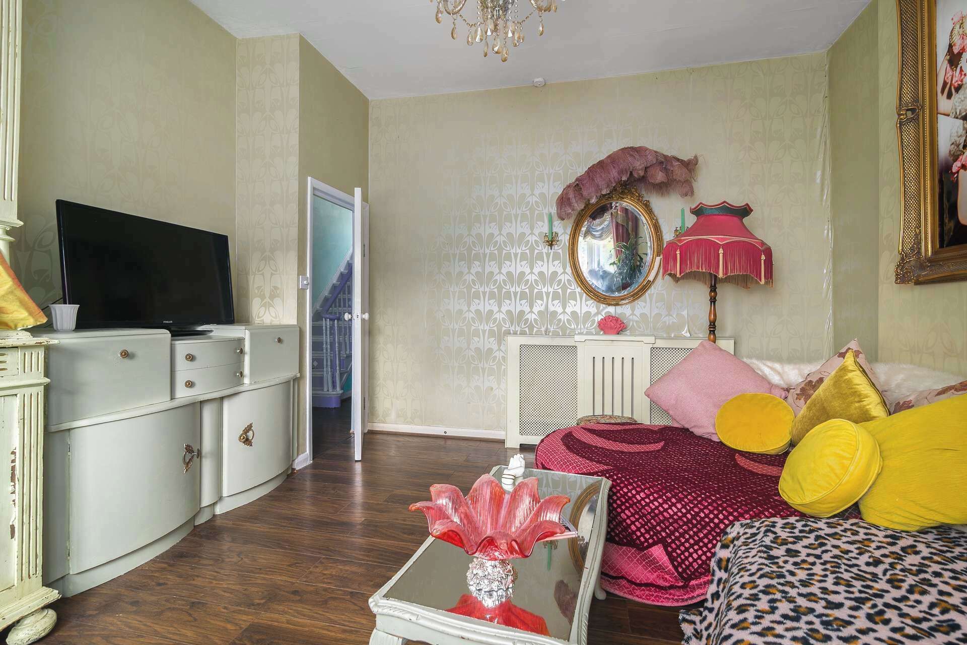3 bedrooms, iron/ironing board, internet, bed sheets
