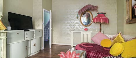3 habitaciones, tabla de planchar con plancha, internet y ropa de cama