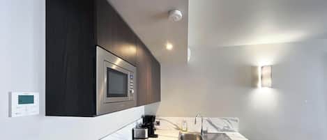 Wasserkocher mit Kaffee-/Teezubehör, Kühlschrank, Mikrowelle, Ofen