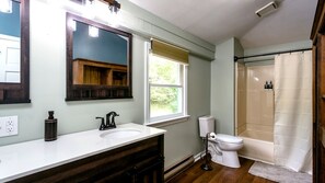 Hair dryer, towels, soap, toilet paper - Exclusive Whole-Inn Lodging: The Ultimate Shenandoah Valley Group Retreat at The Buckhorn (Churchville)