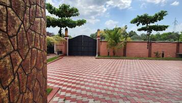 Family Cottage, Kitchen, Garden View | Property grounds