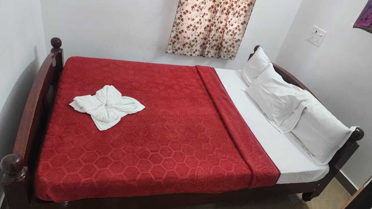 Peti besi dalam bilik, meja, ruang kerja komputer riba, kalis bunyi 