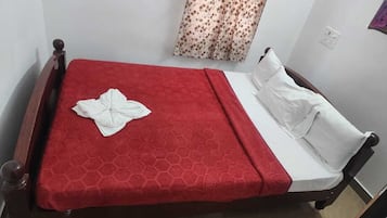 Peti besi dalam bilik, meja, ruang kerja komputer riba, kalis bunyi