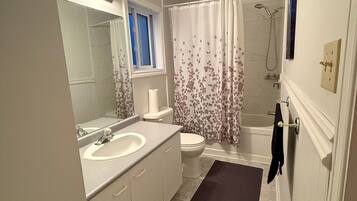 Room, 3 Bedrooms, Accessible | Bathroom