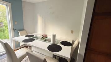 Chambre, 3 chambres, accessible aux personnes à mobilité réduite, foyer | Salle à manger