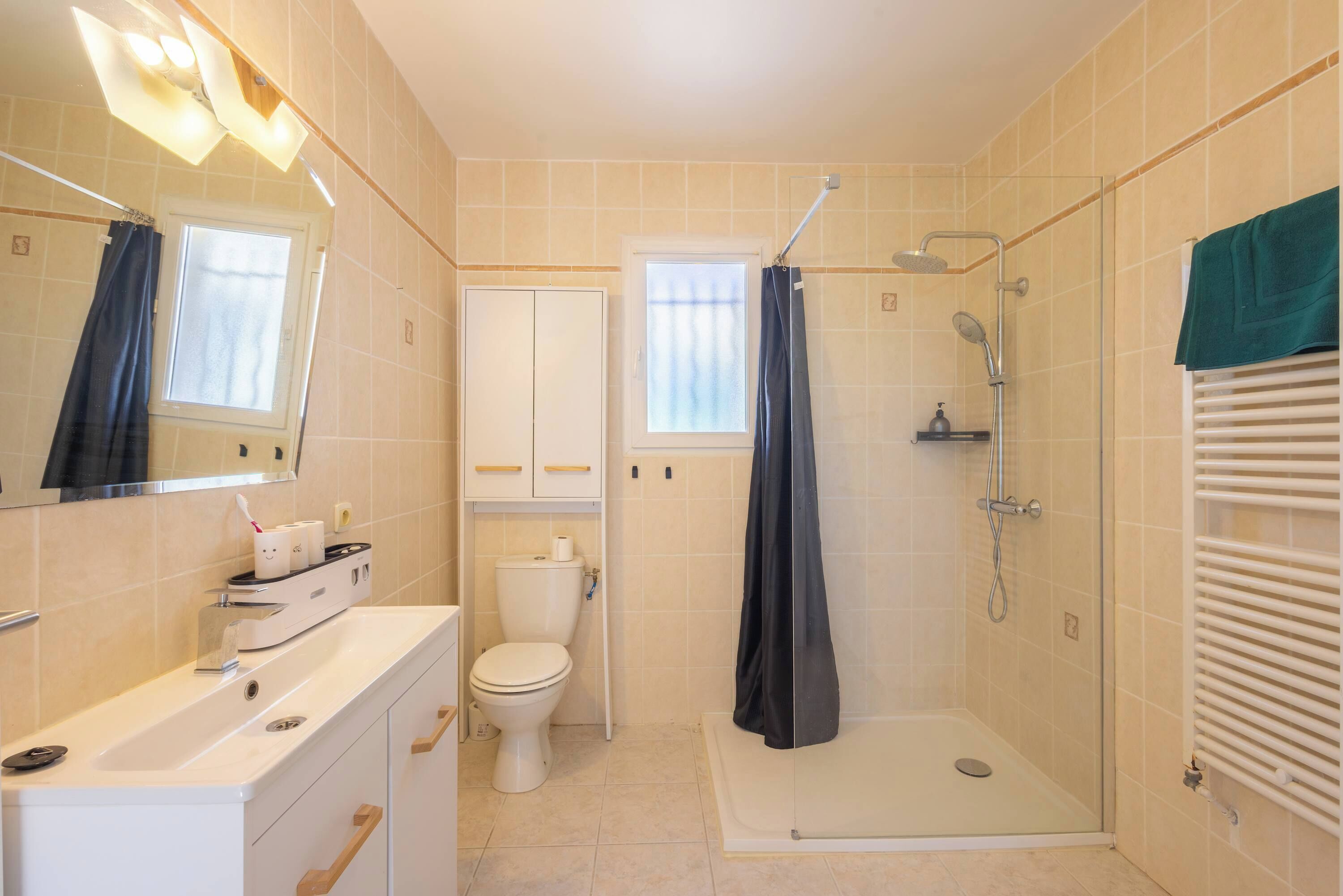 Shower, hair dryer, towels, shampoo