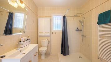 Shower, hair dryer, towels, shampoo