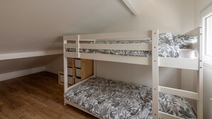 A bunk bed with storage drawers underneath, a window with blinds, and a wooden floor. - La Bergerie de Cayeux - à 350 m de la plage (Cayeux-sur-Mer)
