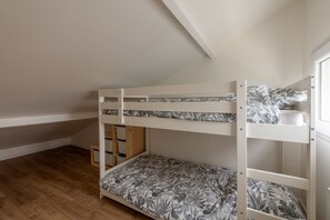 A bunk bed with storage drawers underneath, a window with blinds, and a wooden floor. - La Bergerie de Cayeux - à 350 m de la plage (Cayeux-sur-Mer)