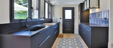 Coffee/tea maker, fridge, microwave, oven