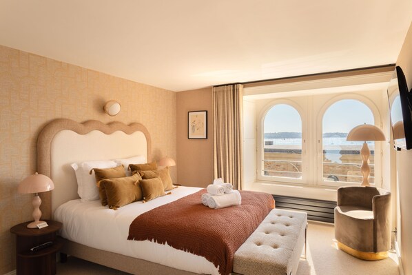 4 bedrooms, WiFi (free), bed sheets