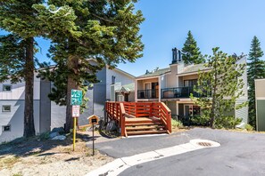 Un quartier résidentiel doté d’une allée d’accès fermée par un portail, d’une boîte aux lettres et d’un panneau indiquant qu’il est interdit de se garer.