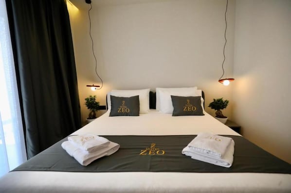 Desk, WiFi (free) - Hotel Zeo (Sarande)