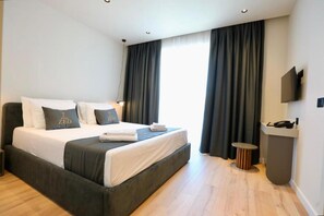 Desk, WiFi (free) - Hotel Zeo (Sarande)