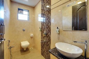 Ducha, artículos de tocador gratuitos, toallas, papel higiénico