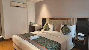 Desk, laptop workspace, blackout curtains, soundproofing - Arch by PKH - Delhi IGI Airport (New Delhi)