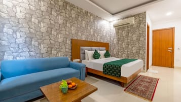 Deluxe Double or Twin Room | Living area