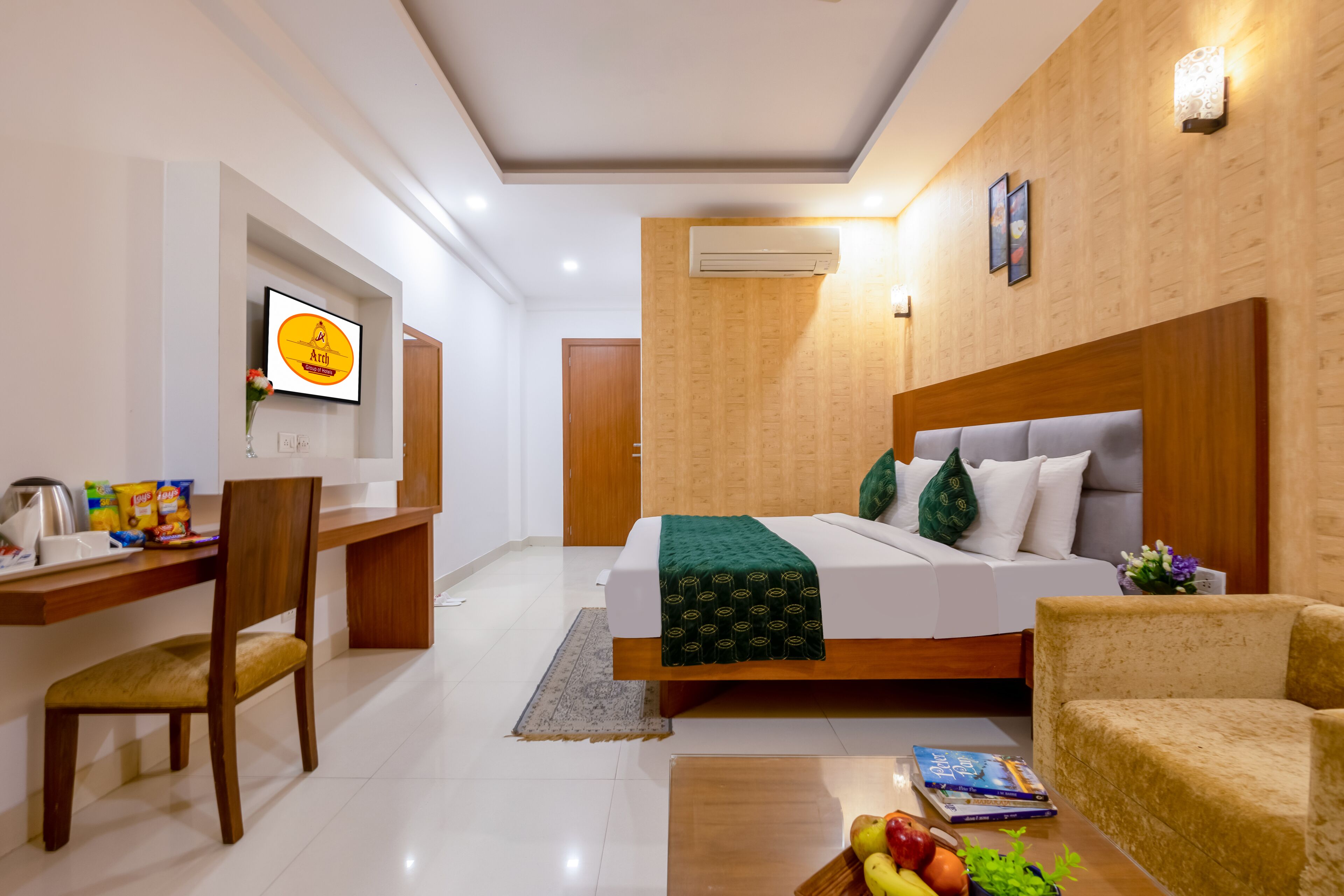 Deluxe Double or Twin Room | Desk, laptop workspace, blackout drapes, soundproofing