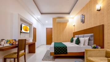Deluxe Double or Twin Room | Desk, laptop workspace, blackout drapes, soundproofing