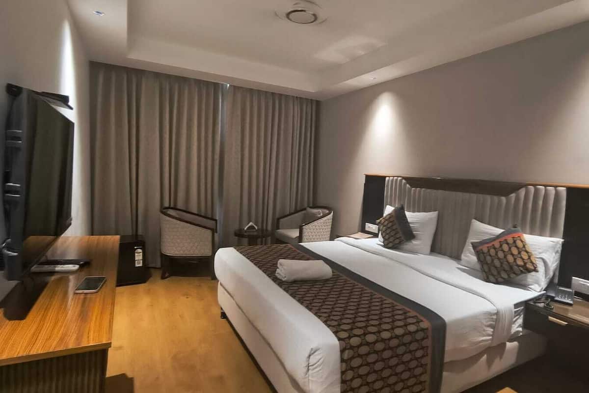 Deluxe Double or Twin Room | Desk, laptop workspace, blackout curtains, soundproofing
