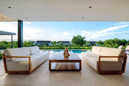 Casa Carina by Luxe Haus–Staff, Pool, Golf Carts