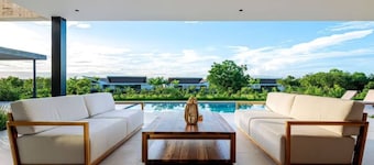 Casa Carina by Luxe Haus–Staff, Pool, Golf Carts